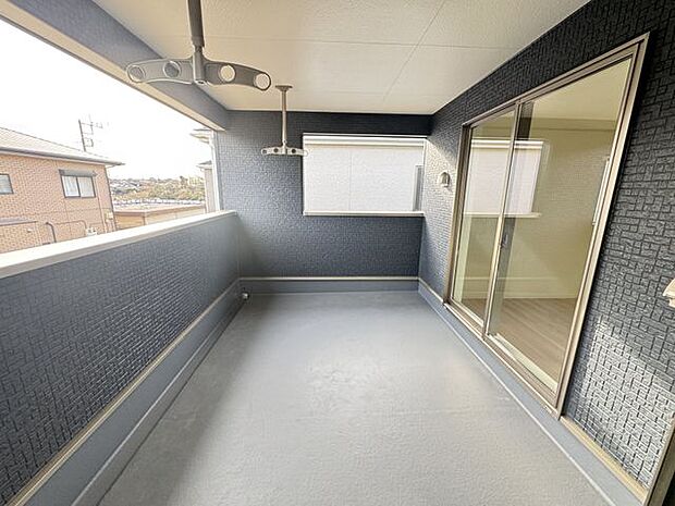 【バルコニー/4号棟】天気の良い日は洗濯物がカラッと乾く、南向きのバルコニー！ワイド幅で、開放感があります。