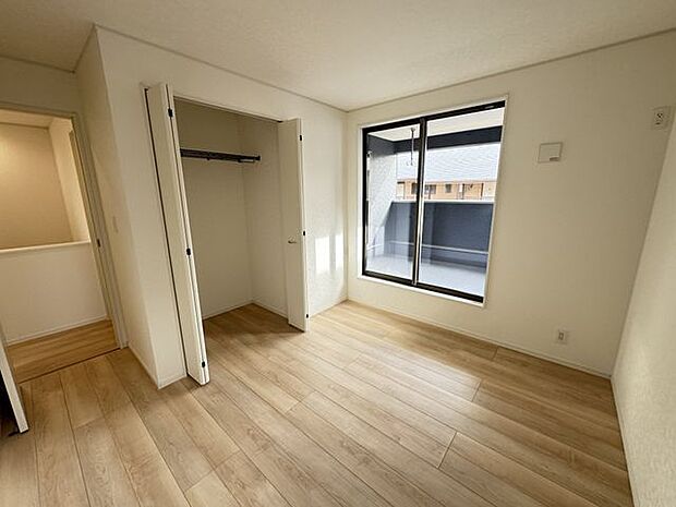 【洋室(約5.7帖)/4号棟】たっぷりの陽光が届く、明るい洋室。枕棚付きのクローゼットが備わっています。