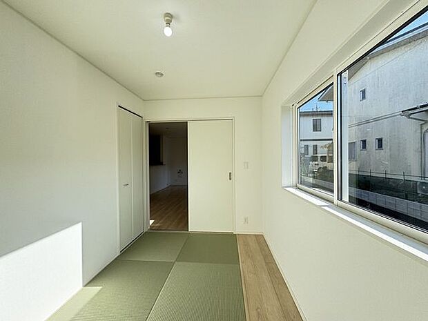 【洋風和室/施工例】LDKに隣接する洋風和室です。約4.5帖のやすらぎ空間でゆったりお寛ぎいただけます。※実際とは異なる場合があります。