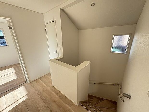 【階段/施工例】小窓やライト、手すりが設置されています。安全な昇り降りをサポートしてくれます!※実際とは異なる場合があります。