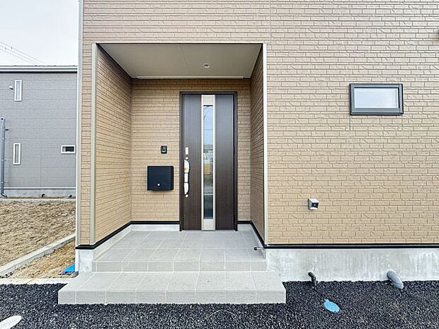 【玄関ポーチ/5号棟】引き込み型のポーチは、雨の日の出入りも快適です。