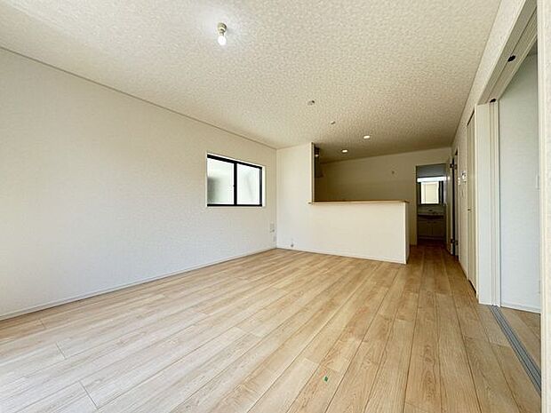 【LDK/施工例】お好みのインテリアと合わせやすい、ナチュラルテイストな内装です。ご家族で落ち着いて過ごせる住空間作りを行えます。※実際とは異なる場合があります。