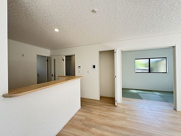 【LDK/施工例】LDKに約5帖の洋風和室が隣接しています。戸を開放して、LDKとの一体利用により約22帖の広々とした空間が広がります。※実際とは異なる場合があります。