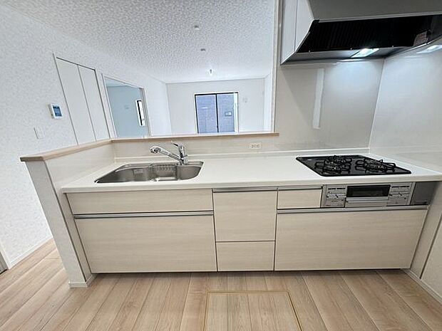 【キッチン/施工例】LDとの統一感のあるシステムキッチン！ご家族もお手伝いがしやすいカウンター付きです。※実際とは異なる場合があります。