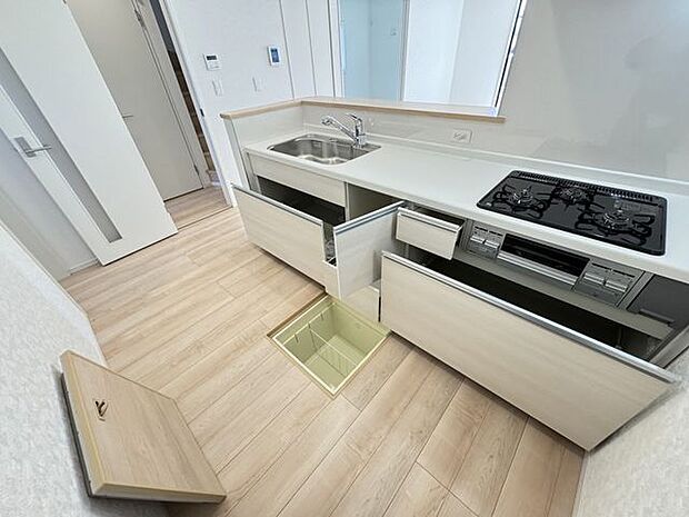【キッチン/施工例】豊富な収納スペースが設けられています。キッチン下部の収納はスライド式で、奥に仕舞った物も取り出しやすいです。※実際とは異なる場合があります。