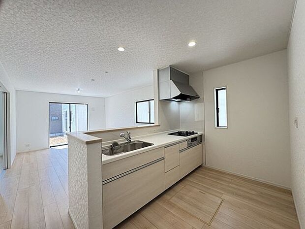 【キッチン/施工例】LDでお過ごしのご家族を見守りながら作業ができる対面式キッチンです。※実際とは異なる場合があります。