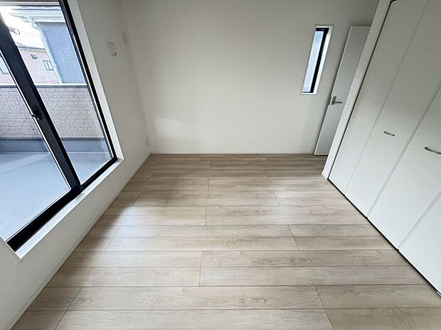 【洋室(約7.5帖)/5号棟】洋室の中で一番広く、主寝室にもオススメです。2面採光で明るく、風通しも良好！