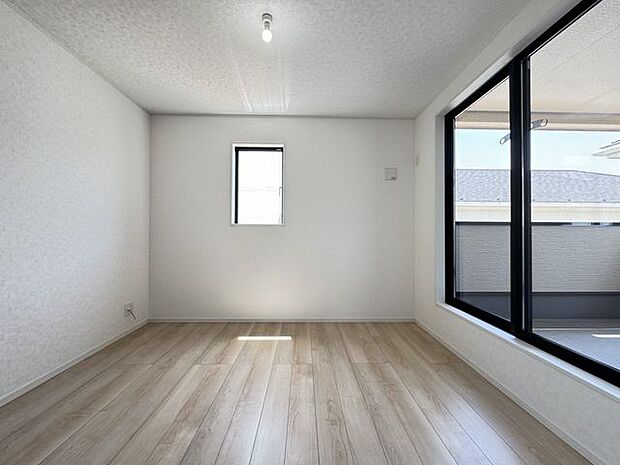 【洋室/施工例】バルコニーに面した、明るい陽光がたっぷり届くお部屋です。※実際とは異なる場合があります。