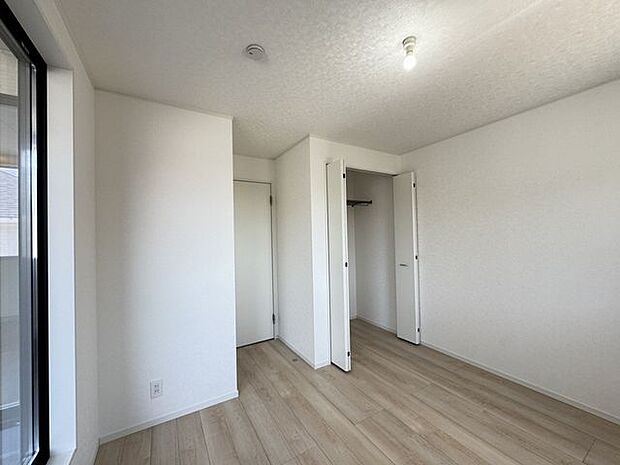 【洋室/施工例】LDKと一体感のあるフローリング仕様です。※実際とは異なる場合があります。