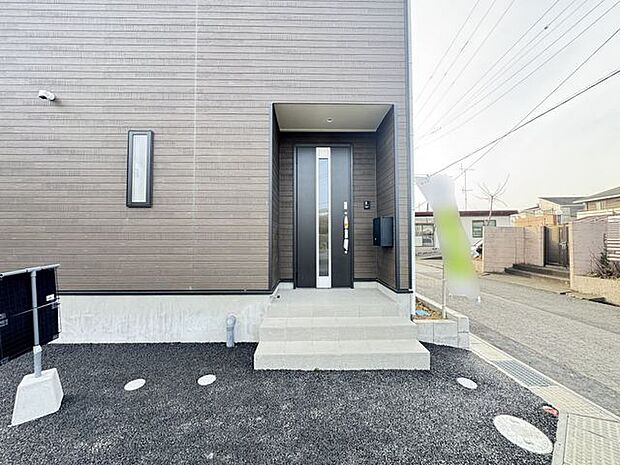 【玄関ポーチ/6号棟】引き込み型の玄関ポーチは、雨の日の出入りも快適です。