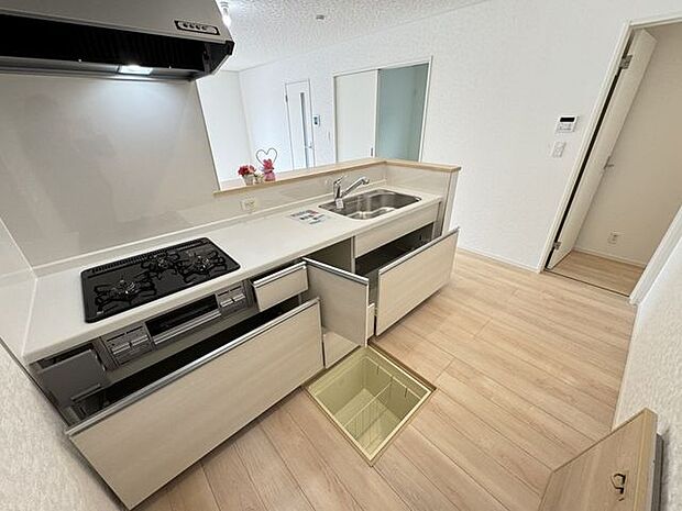 【キッチン/施工例】たっぷりの収納スペース付き!散らかりがちなキッチンをスッキリ整理整頓できそうです。※実際とは異なる場合があります。