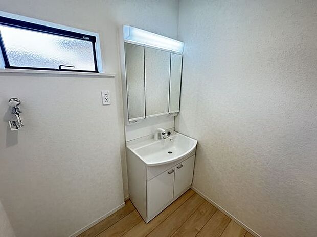 【洗面室/6号棟】洗面台と浴室の間に洗濯機置場があります。小窓が設置されており、換気やカビ対策に便利！
