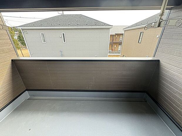 【バルコニー/6号棟】日当たり良好な南向きのバルコニーがあります！天気の良い日は洗濯物もカラッと乾きそうです。