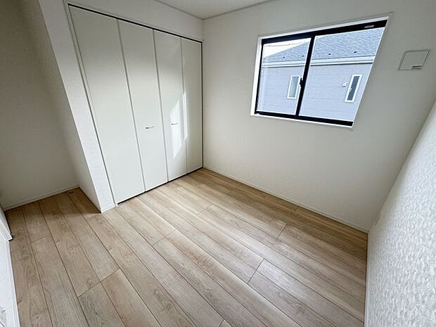 【洋室(約5帖)/6号棟】各洋室は2面採光が確保されています。風通しが良く、どこに居ても快適な住空間が広がります。