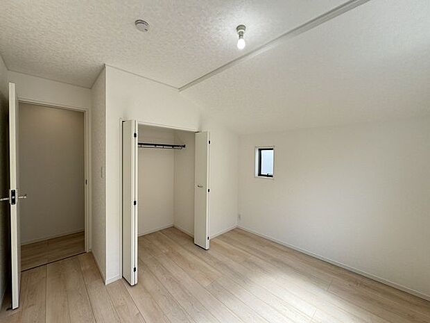 【収納/施工例】枕棚・ハンガーパイプ付きのクローゼットです。皺を避けたい衣類や重ね積みしたくない帽子などの収納に最適♪※実際とは異なる場合があります。