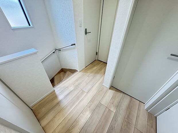 【階段/6号棟】窓やライト、手すりが設置されています。小さなお子様からご年配の方までスムーズな昇り降りをサポートしてくれそうです。