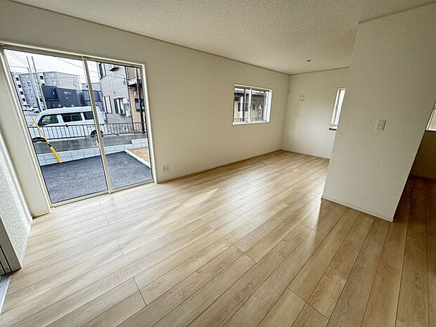 【LDK/7号棟】日当たりの良い南向きのLDK♪ゆとりある約16帖の住空間で、ご家族のお気に入りの場所になりそうです。2面採光で、風通しも良好！