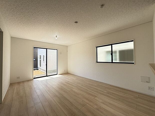 【LDK/施工例】南側の大きな窓からたくさんの光と風を取り込めます。明るく開放的なLDKです!※実際とは異なる場合があります。