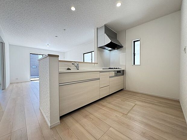 【キッチン/施工例】キッチン側も広いスペースが確保されています。小窓付きで、調理中の換気もスムーズ!※実際とは異なる場合があります。