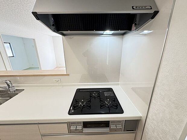【キッチン/施工例】グリル付きの三口ガスコンロが搭載されています。お料理を効率良く行えそうです。※実際とは異なる場合があります。