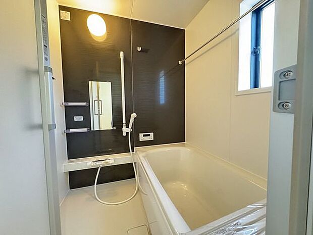 【浴室/施工例】シャンプーやボディーソープ置場などにも便利なカウンターやトレーが備わっています。※実際とは異なる場合があります。