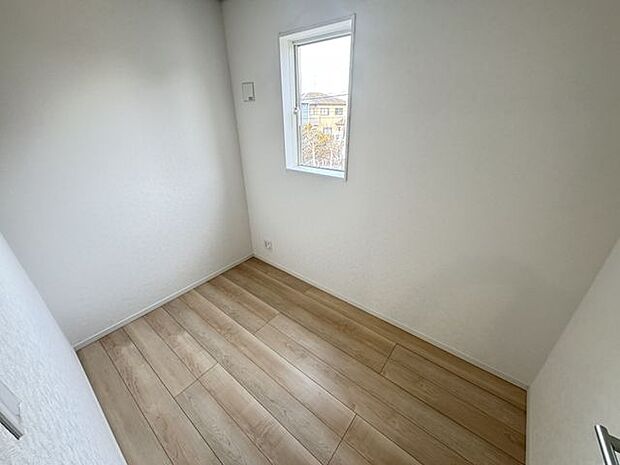 【テレワークルーム/7号棟】約3帖のテレワークルームです。独立した場所で、気兼ねなく作業に集中できます。