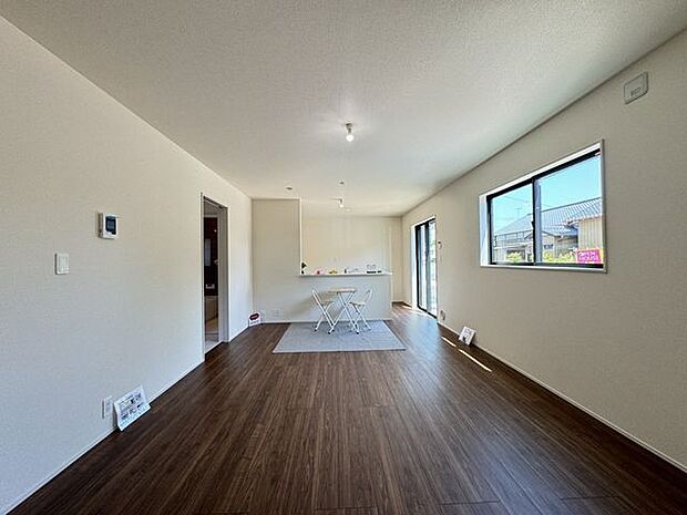 【LDK/施工例】南向きの掃き出し窓からは自然光が入り、室内を明るく照らします。※実際とは異なる場合があります。