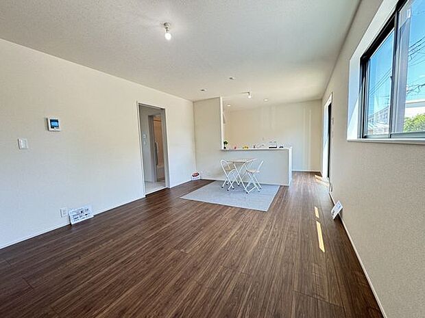 【LDK/施工例】シンプルな内装なので、どんなインテリアも合いそうです。※実際とは異なる場合があります。