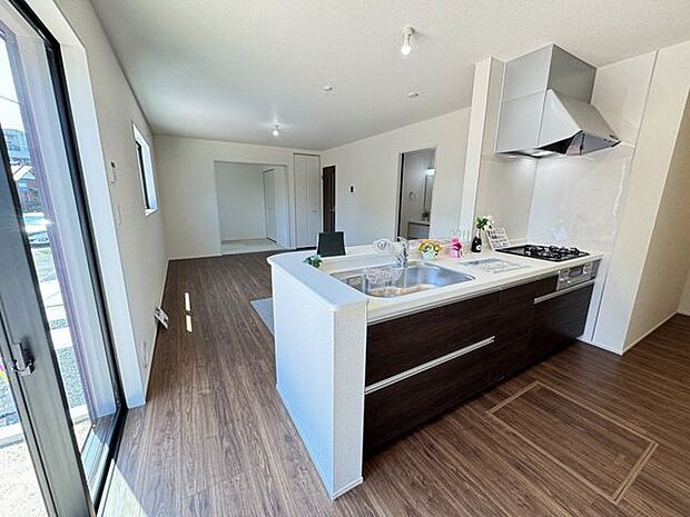 【キッチン/施工例】床下収納が設けられているのでストック品の収納に便利です。※実際とは異なる場合があります。