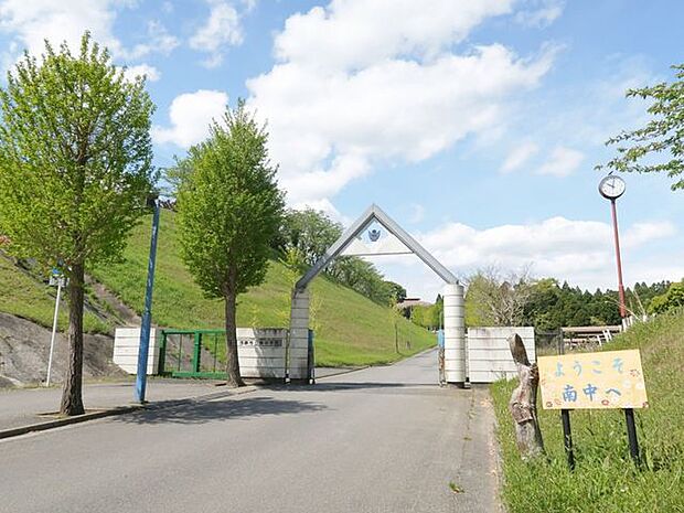 茂原市立南中学校 徒歩40分。学校教育目標は「他者を尊重し、自己の可能性を追い求め続ける魅力あふれる生徒の育成」です。 3200m