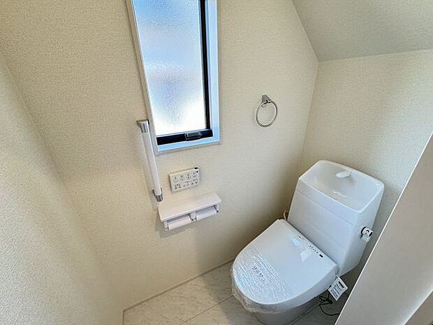 【トイレ/施工例】温水洗浄便座付きのトイレ。操作のしやすい壁付リモコンです。※実際とは異なる場合があります。