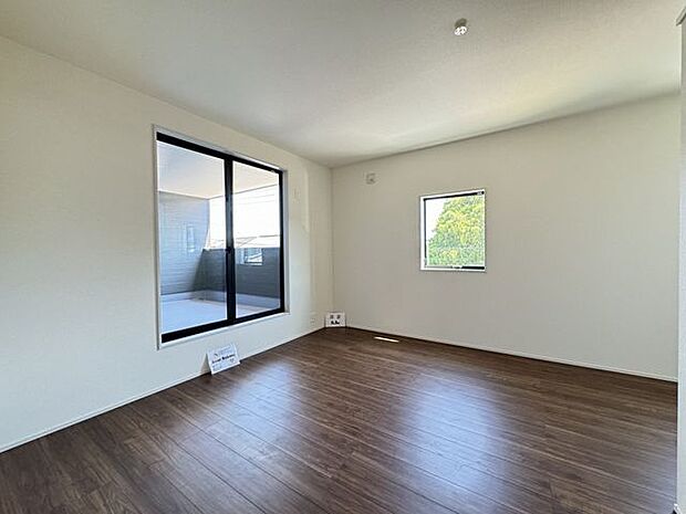 【洋室/施工例】約7帖の洋室は、2階で一番広いため主寝室にオススメです。バルコニーへの出入り口があり、布団を干す際に便利です。※実際とは異なる場合があります。