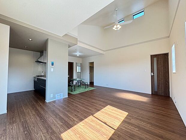 【LDK/約21帖】LDKは約21帖。2面採光で陽当たり良好。明るく開放感のある空間で、ゆったりと家族団らんの時間を過ごせます。