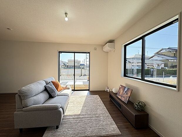 【LDK/施工例】窓からは自然光が入り、室内を明るく照らします。※実際とは異なる場合があります。