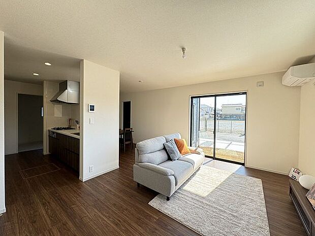 【LDK/施工例】シンプルな内装なので、どんなインテリアも合いそうです。※実際とは異なる場合があります。