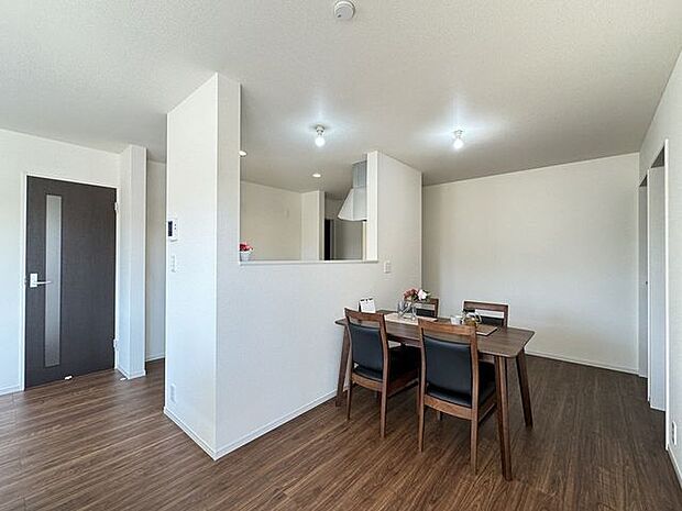 【LDK/施工例】家族と顔を合わせながら料理ができる対面キッチンです。※実際とは異なる場合があります。