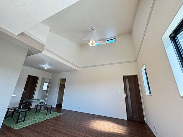 【LDK/約21帖】勾配天井が採用され、開放感あふれる住空間です。