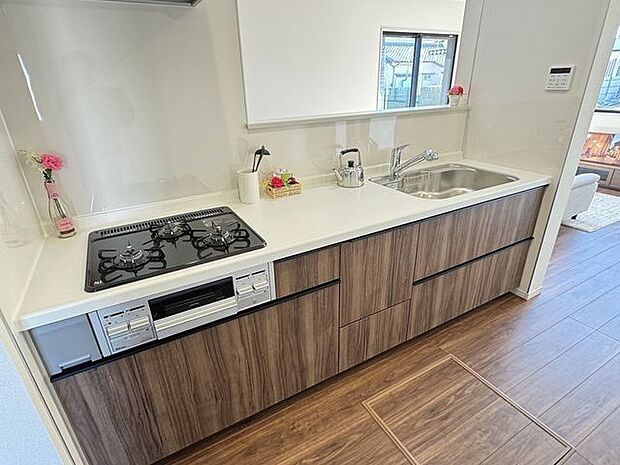 【キッチン/施工例】3口コンロ・グリル・浄水器付きのシステムキッチンです。複数品の同時調理が可能です。※実際とは異なる場合があります。