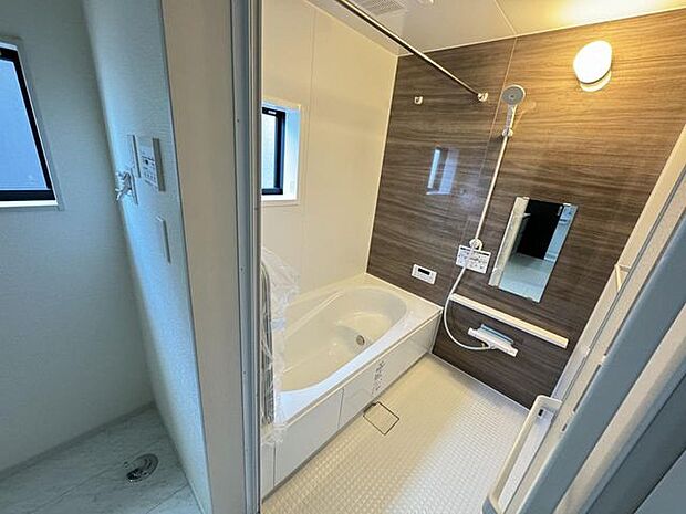 【浴室/施工例】浴室乾燥機が付いているので、天候にかかわらず洗濯物を乾かせます。※実際とは異なる場合があります。