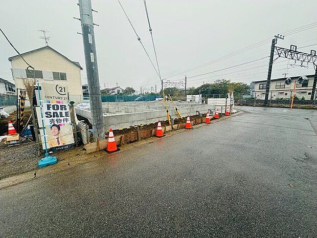 【前面道路含む外観】周辺は低層住宅が建ち並び、落ち着いた住環境です。ＪＲ外房線の線路沿いのため、開放感があり、日差しが入りやすいです。