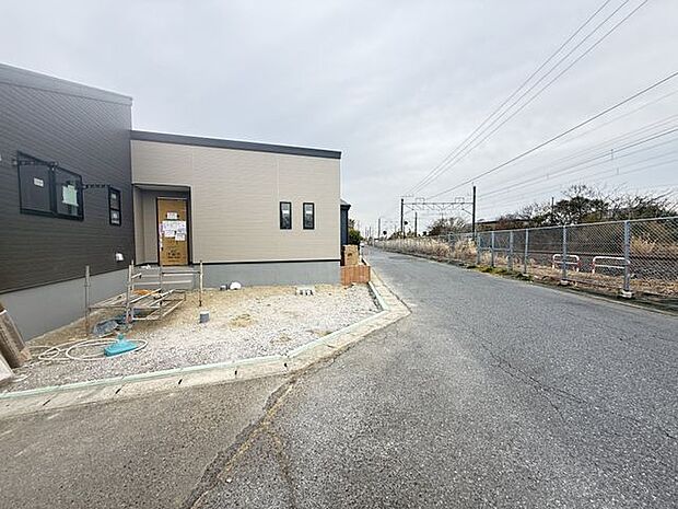 【外観/2号棟】3LDK平屋の住まい。2026年1月完成！駐車は2台可能です（車種による）。