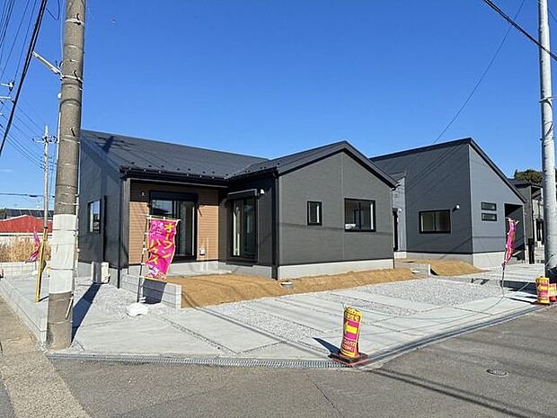 【外観/施工例】3LDK平屋の住まい。2026年1月完成予定！駐車は2台可能です（車種による）。※実際とは異なる場合があります。