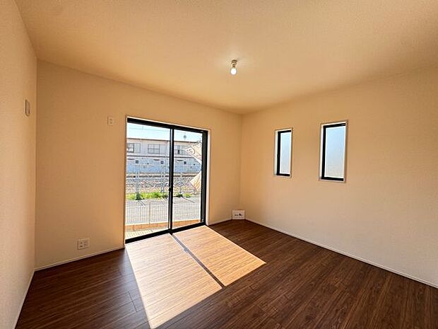 【洋室/約8帖】約8帖の洋室は主寝室にオススメです。独立性が高いため、プライベートな時間をゆったりと過ごせます。