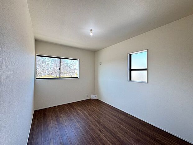 【洋室/約6.5帖(北西側)】光と風を感じられる、2面採光の洋室です。