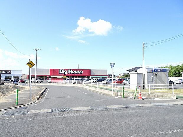 ビッグハウス茂原店 徒歩8分。営業時間/9:00〜21:30。駐車場、Wi-Fi環境、セブン銀行ATM有。 634m