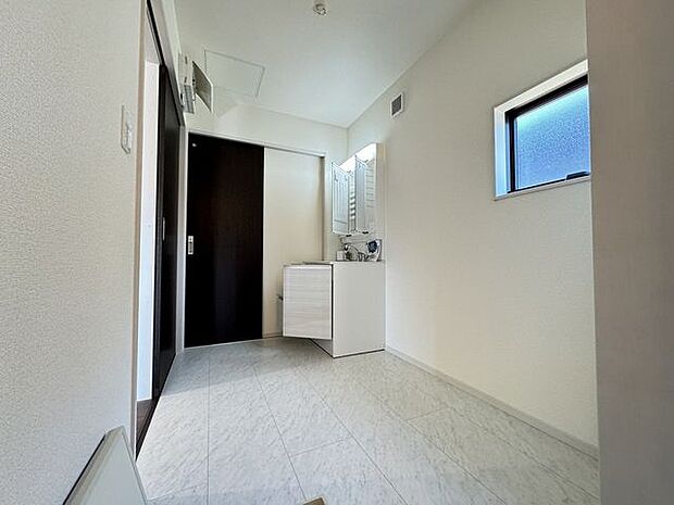 【洗面室/施工例】独立した洗面室のため、ご家族が入浴中も気兼ねなく身支度を整えられます。※実際とは異なる場合があります。