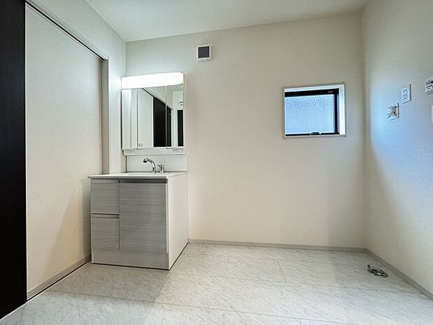 【洗面室/施工例】三面鏡が採用されています。鏡裏・洗面ボウル下に収納スペースがあり、洗面用品や化粧品、ストック類など整理できます。※実際とは異なる場合があります。