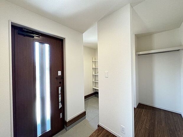 【玄関/施工例】玄関ドアに採光スリットが付いているので、自然光が足元まで届きます。※実際とは異なる場合があります。