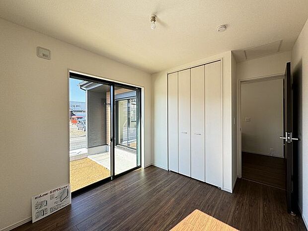 【洋室/施工例】約8帖の洋室は主寝室にオススメです。独立性が高いため、プライベートな時間をゆったりと過ごせます。※実際とは異なる場合があります。