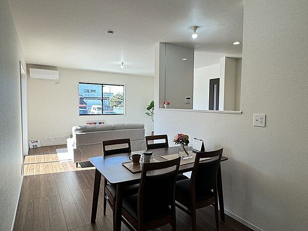 【LDK/施工例】リビングとダイニングをゾーニングしやすい間取りです。対面式のため、食器の配膳がしやすいです。※実際とは異なる場合があります。